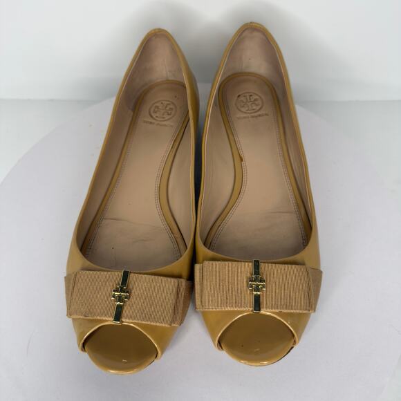 Tory Burch 9.5 Womens Trudy Open Toe Flat Shoe In Patent Tan Preppy *flaw - Picture 2 of 11